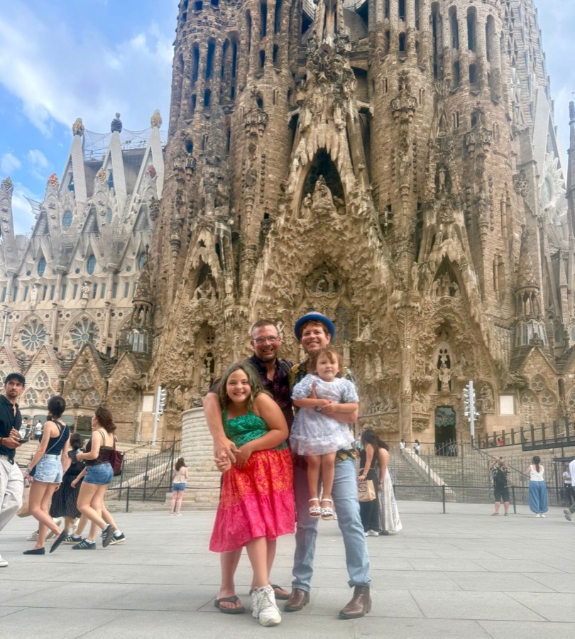 Jonathan with his two young daughters in front of the Sagrada Familia in Barcelona